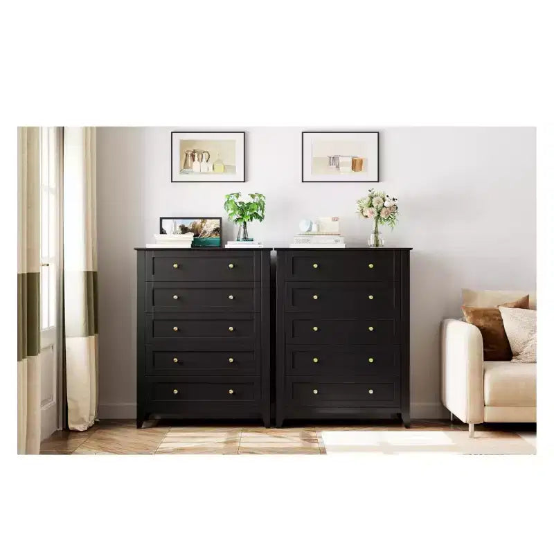 Commode en bois à cinq tiroirs profonds avec poignées métalliques
